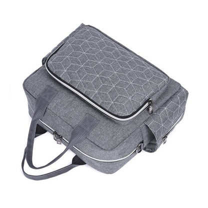 Sac a langer gris vu de dessus avec grande poche avant zippée