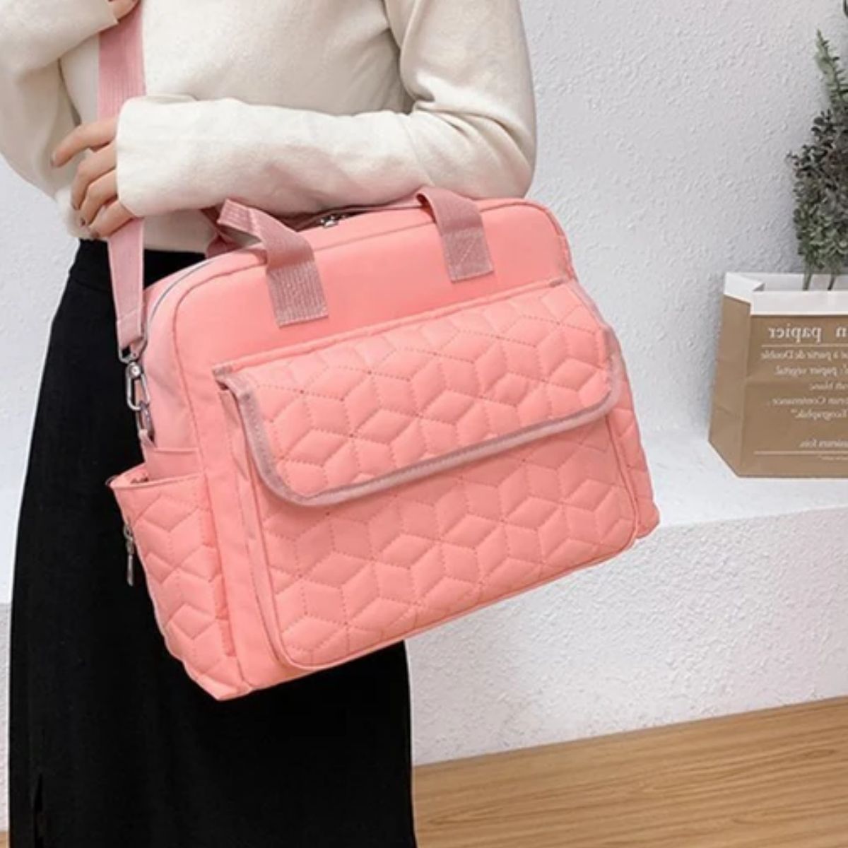Sac a langer rose porté en bandoulière par une maman