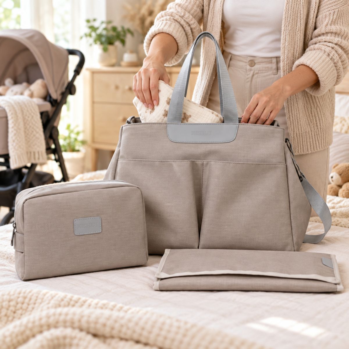 Sac à langer avec tapis de change gris clair avec trousse assortie et tapis pliable