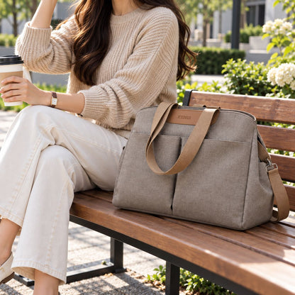 Sac à langer avec tapis de change taupe posé sur un banc pendant une sortie