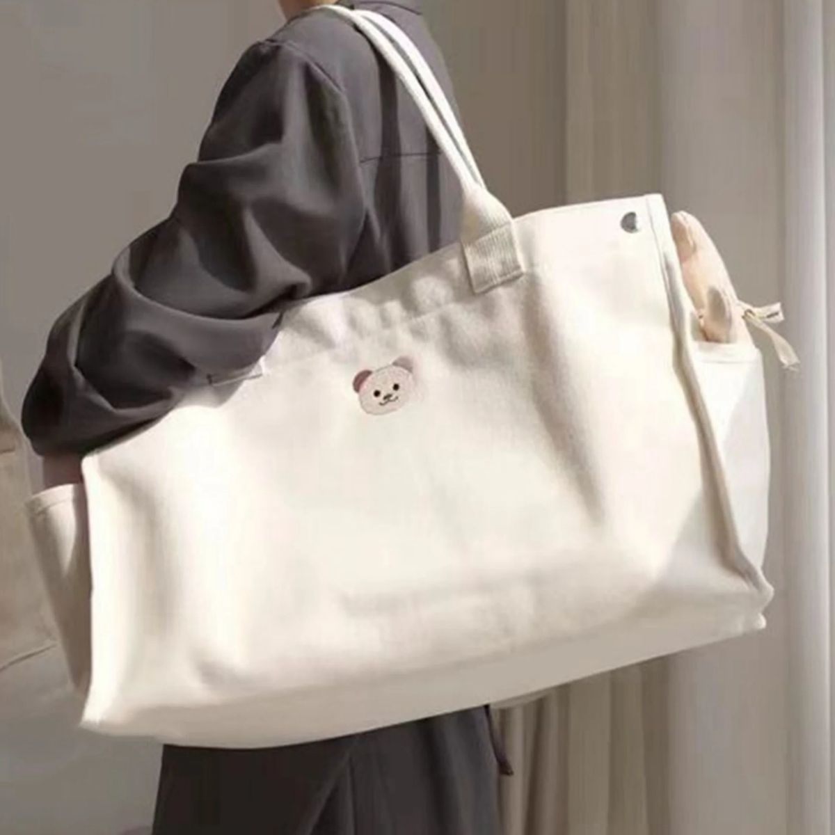 Sac a langer bebe beige porté à l’épaule, vue de profil intérieur