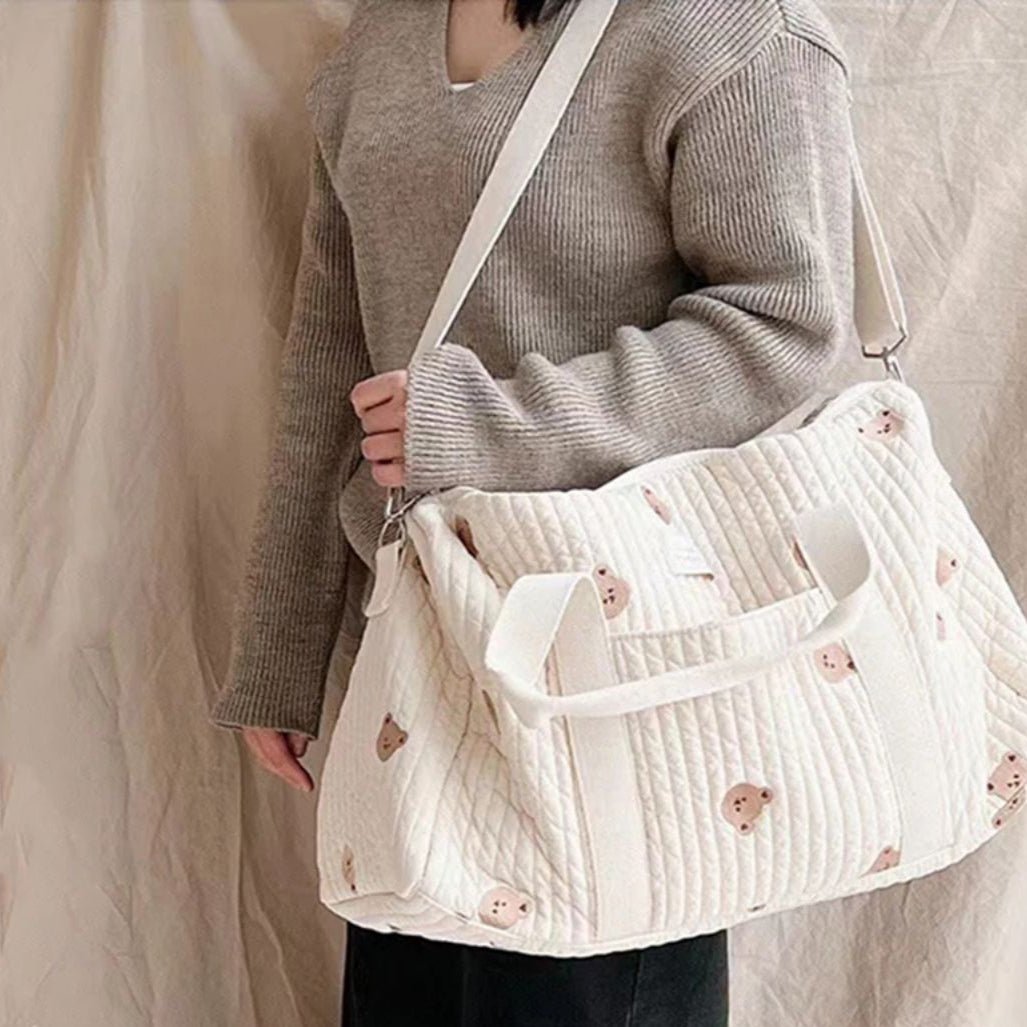 sac a langer bebe oursons brodés porté à l’épaule par une personne en tenue décontractée