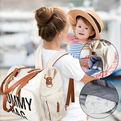 Sac à langer beige ToutEnPlace porté en sac à dos, avec poches organisées et compartiment imperméable pour les sorties en famille