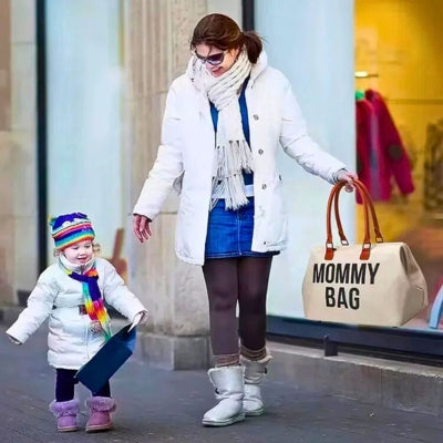 Sac a langer beige avec de multiples compartiments pour une organisation facile des affaires de bébé