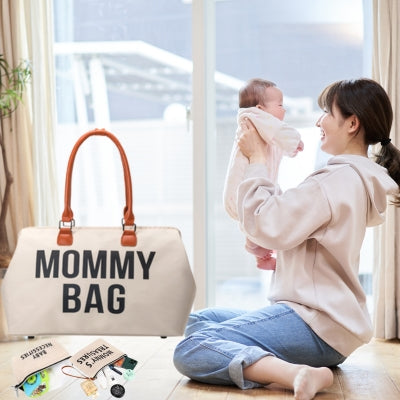 Sac a langer beige pratique, conçu pour faciliter les sorties avec bébé en offrant un accès rapide à tous les essentiels