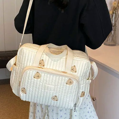 Vue arrière du sac a langer ourson en portage, tombant naturellement sur la hanche