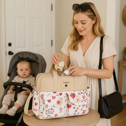 Sac a langer chic beige rosé utilisé par une maman, accessoire raffiné au quotidien