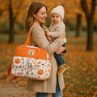 Sac a langer chic Halloween porté par une maman avec bébé en automne, modèle tendance