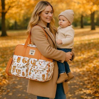 Sac a langer chic ours reconnaissant porté par une maman avec bébé, sac raffiné