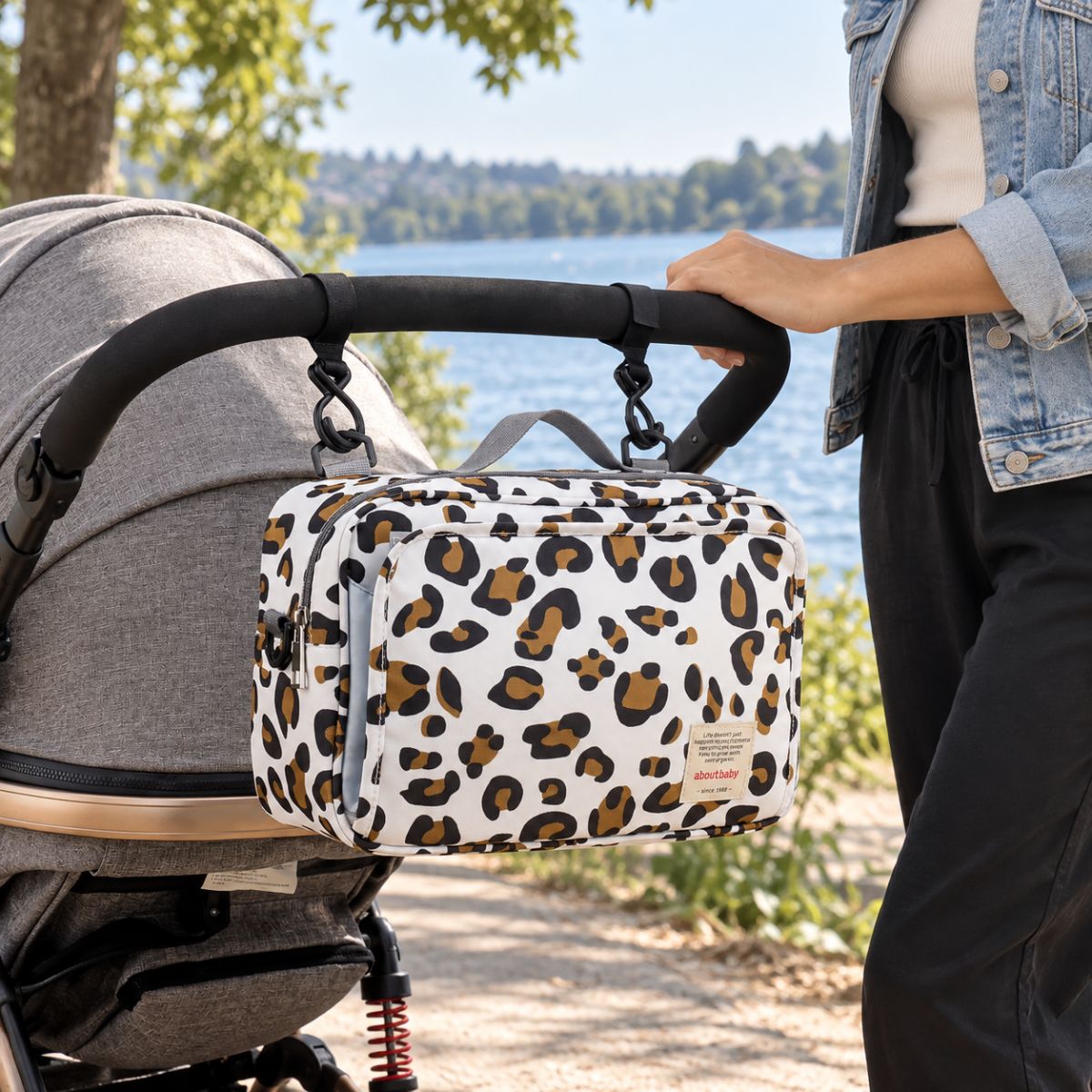 sac-a-langer-compact-leopard-blanc-sur-poussette