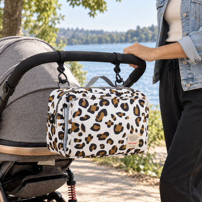sac-a-langer-compact-leopard-blanc-sur-poussette