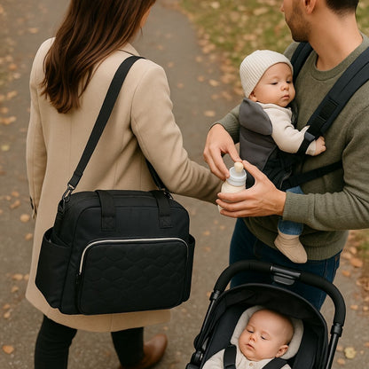 Sac a langer noir porté en bandoulière lors d’une sortie familiale avec bébé