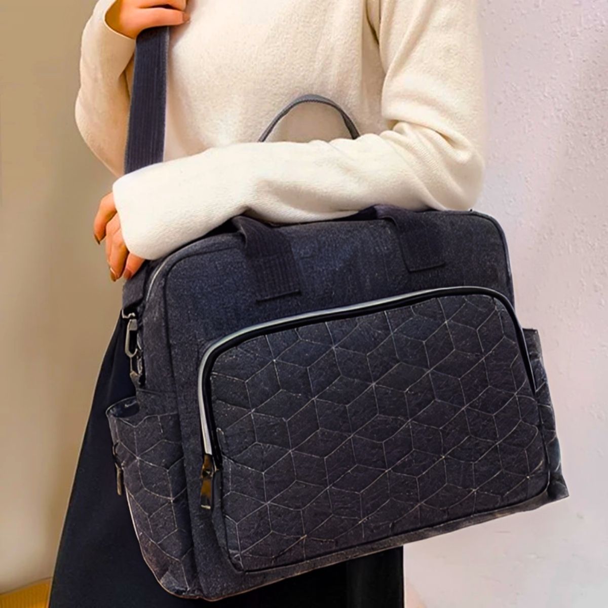 Sac a langer noir porté à l’épaule avec rabat avant matelassé