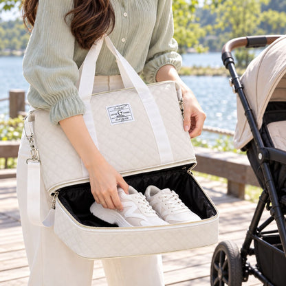 Sac à langer extensible beige avec compartiment inférieur ouvert et chaussures blanches à l’intérieur