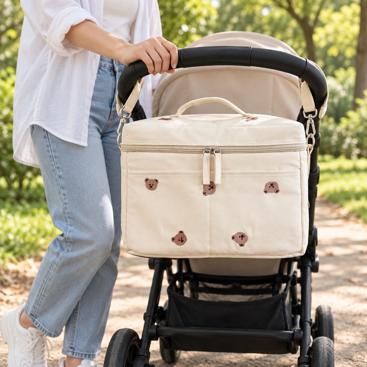 Sac à langer isotherme ours beige installé sur une poussette