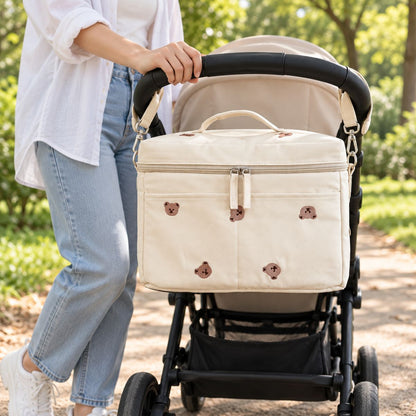 Sac à langer isotherme ours beige installé sur une poussette