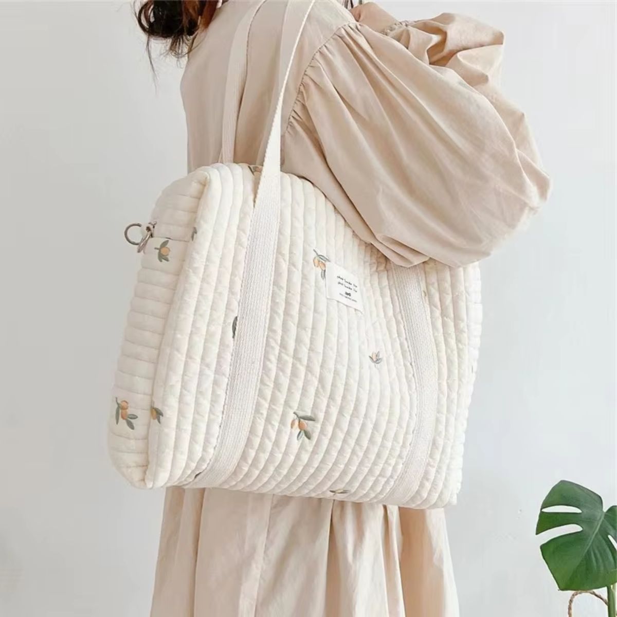 Sac à langer matelassé Grand – Feuillage d’olivier porté à l’épaule
