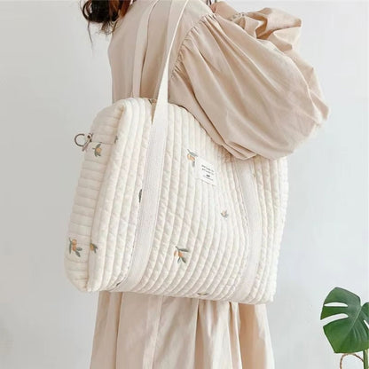 Sac à langer matelassé Grand – Feuillage d’olivier porté à l’épaule
