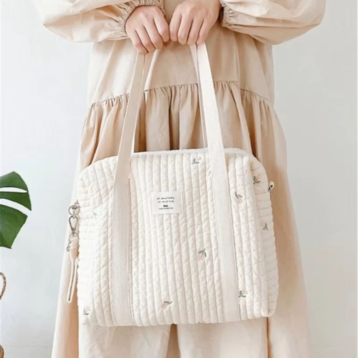 Sac à langer matelassé Grand Tulipe porté à la main