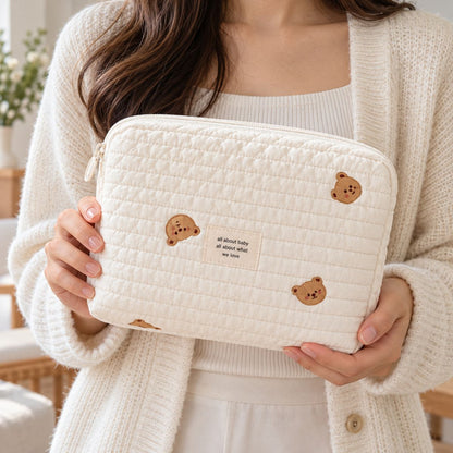 Sac à langer matelassé Petit Ourson tenu à la main avec motifs ourson brodés