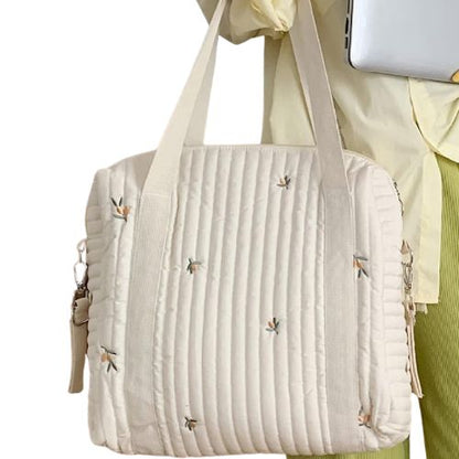 sac a langer matelassé crème motif feuillage d’olivier, tenu à l’épaule