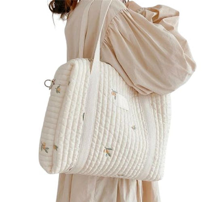 sac a langer bebe fille matelassé crème à motif feuillage d’olivier porté à l’épaule