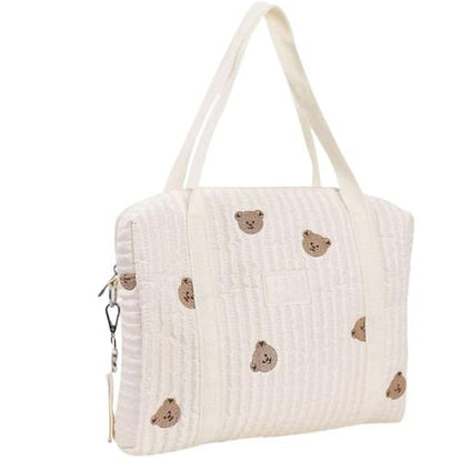 sac a langer léger avec dessins grand ourson brodés, posé debout sur fond uni clair