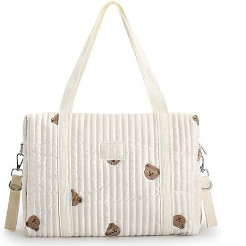 sac a langer en tissu matelassé, décoré de motifs ourson, vu de face sur fond blanc