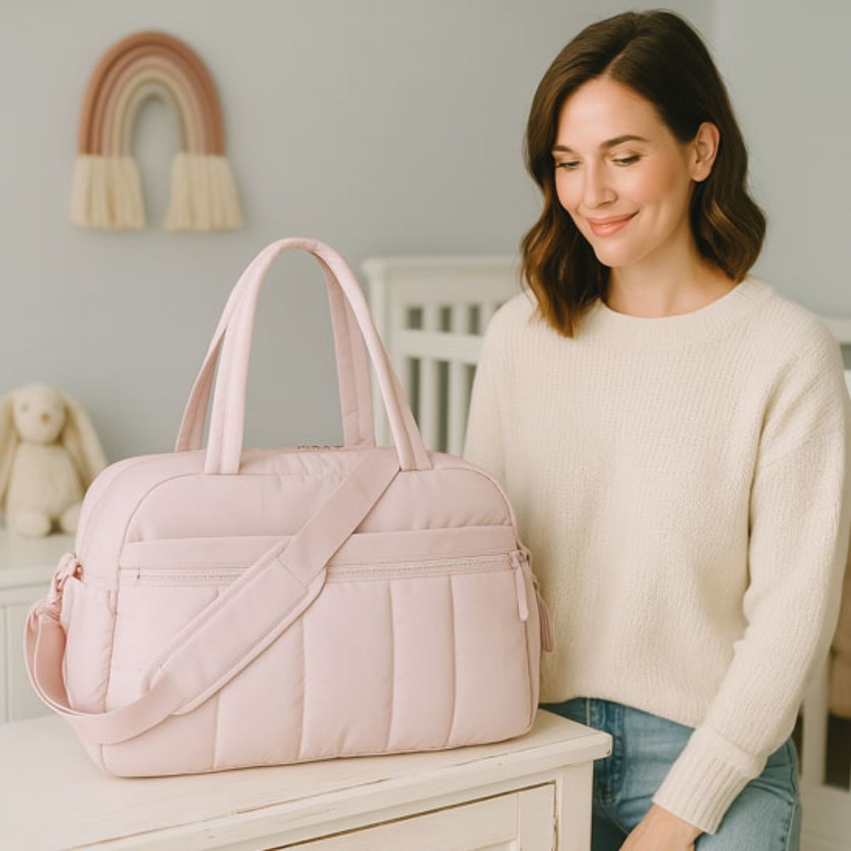 Sac a langer multifonction couleur rose posé sur une commode dans une chambre