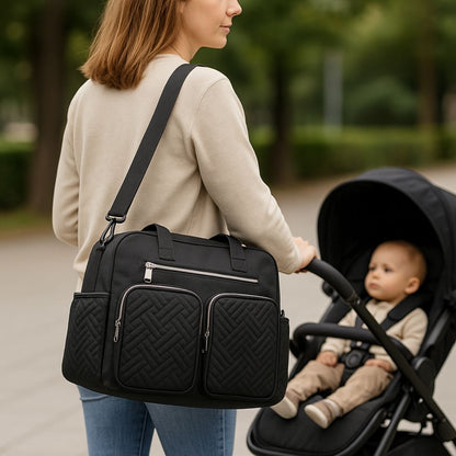 Maman portant un sac a langer noir sur l epaule en poussant la poussette