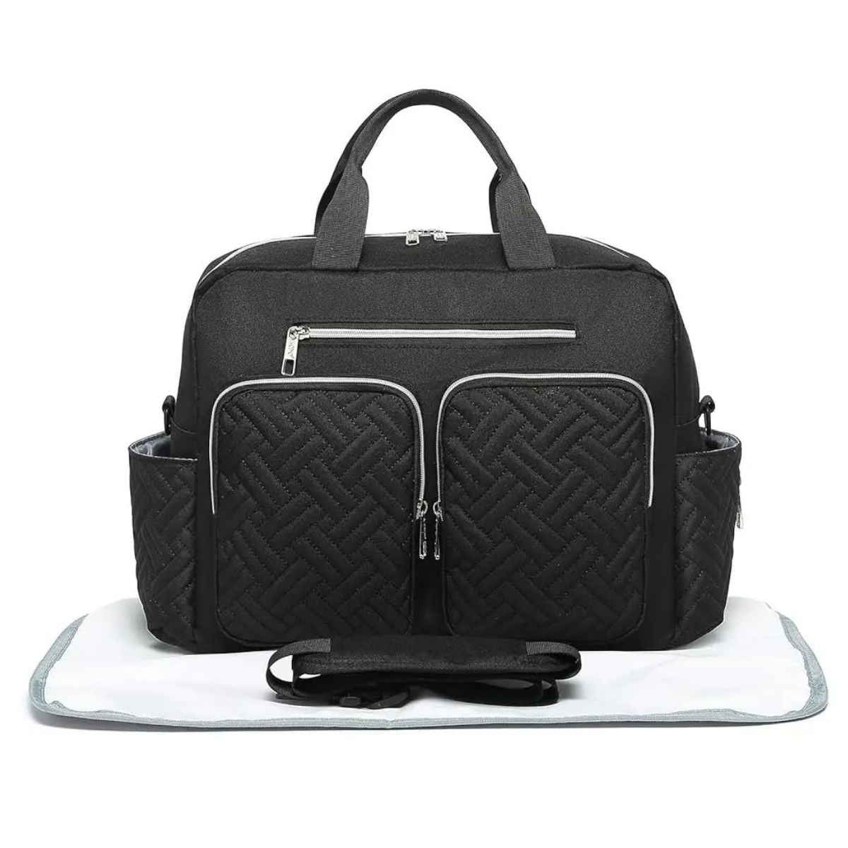 Sac a langer noir avec poches matelassees pose sur tapis a langer