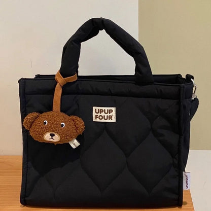 Sac a langer noir matelasse avec poignee et porte cles ours, modele pratique et elegant