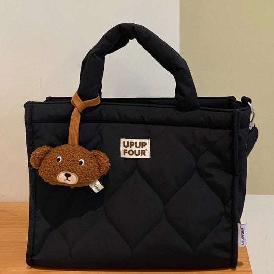 Sac a langer noir matelasse avec poignee et porte cles ours, modele pratique et elegant