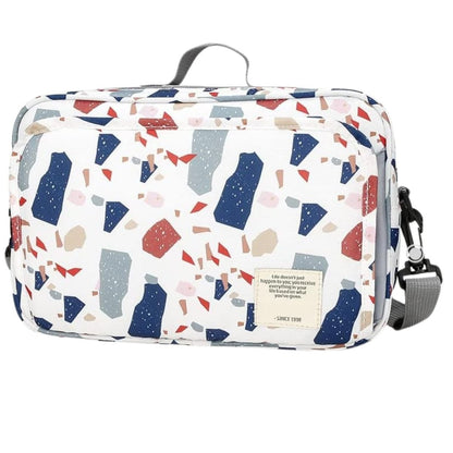 Présentation du sac a langer en position debout avec poignée supérieure et motifs colorés