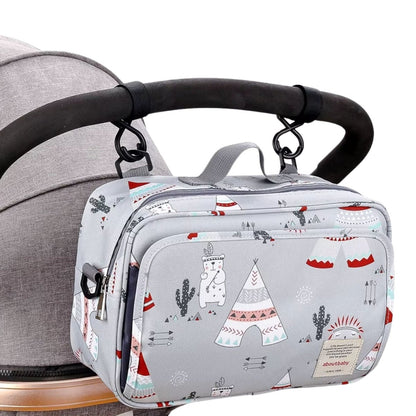 sac a langer suspendu à une poussette pour sorties bébé