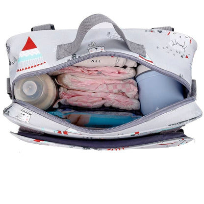 sac a langer ouvert avec biberon, couches et lingettes organisés