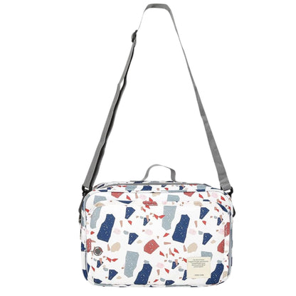 Vue complète du sac a langer avec bandoulière réglable et imprimé terrazzo moderne