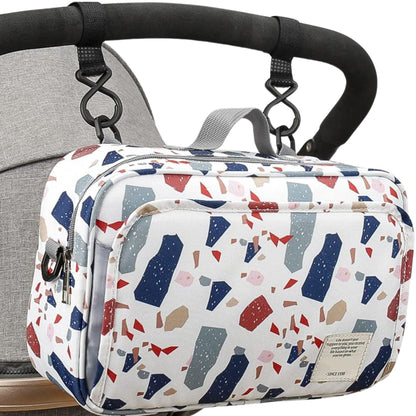 Sac a langer accroché à une poussette à l'aide de crochets, idéal pour les déplacements