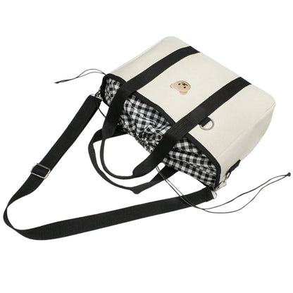 Sac a langer à ouverture large, doublé en tissu vichy et orné d’un ourson brodé