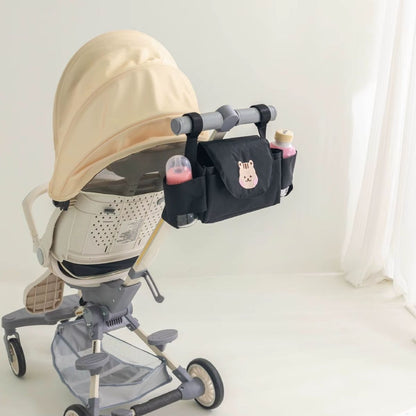 Sac a langer pour poussette motif écureuil noir fixé sur poussette beige