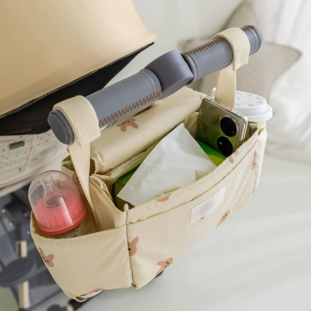 Sac a langer pour poussette motif lapin beige avec poches contenant accessoires