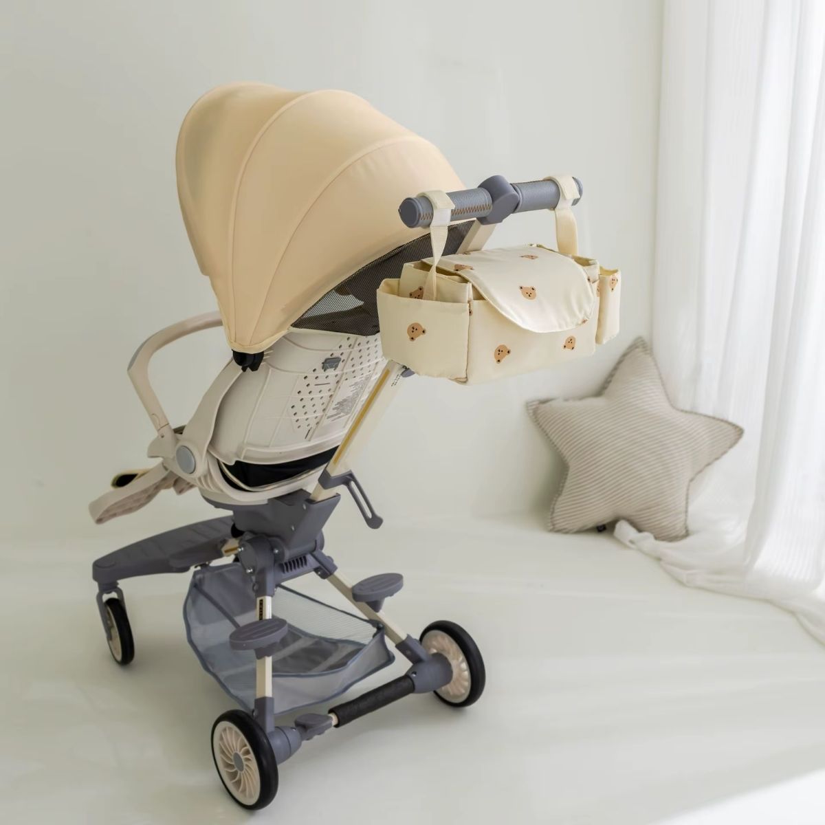 Sac a langer pour poussette motif ours beiges installé sur poussette beige complète