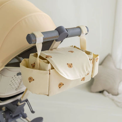 Sac a langer pour poussette motif ours beiges fixé sur poussette beige vue rapprochée
