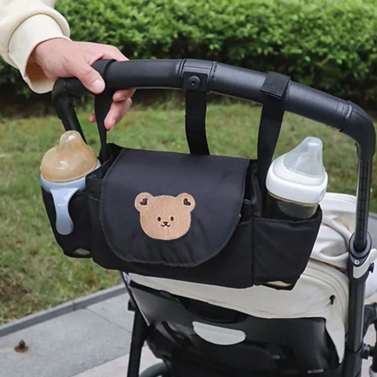 Sac a langer pour poussette motif ours beige utilisé sur poussette en promenade