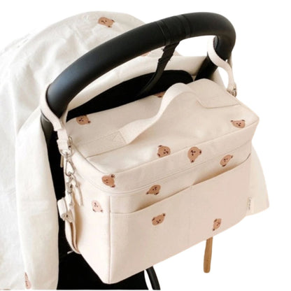 Sac a langer installé à une poussette, vu de face avec poches accessibles