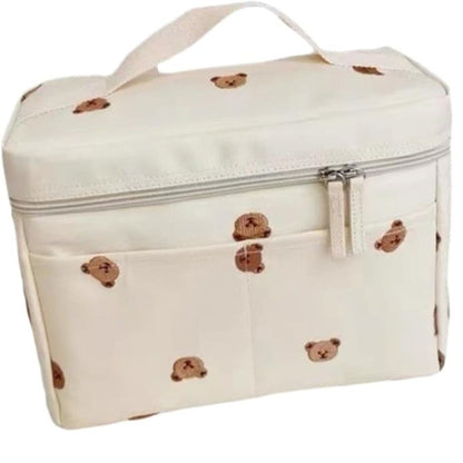 Sac a langer présenté de face avec compartiment zippé sur le devant