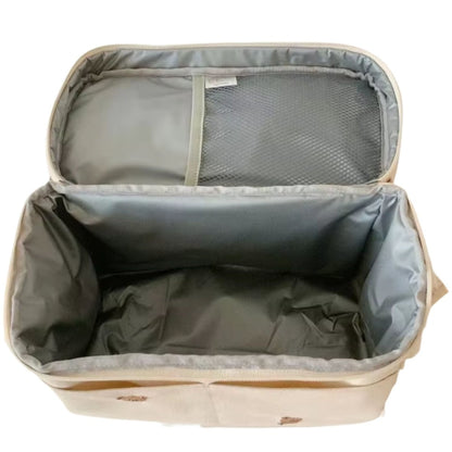 Sac a langer entièrement ouvert avec biberons et accessoires bien organisés