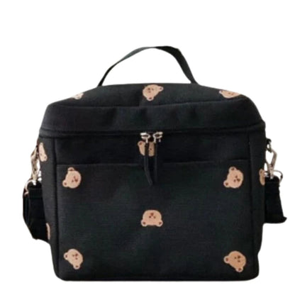 Sac a langer noir avec rabat large et anses courtes visibles de face