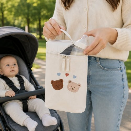 Sac à motifs pour biberon ours amoureux ouvert avec biberon lors d’une sortie avec bébé