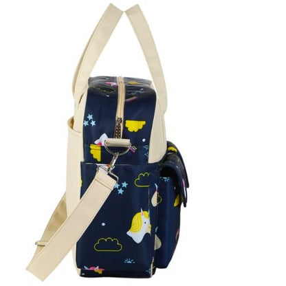vue laterale du sac bebe motif licorne avec bandouliere beige et fermeture zippee